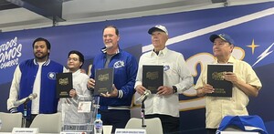 Cinco hombres posan tras una mesa con libros titulados 'Charros Campeones' frente a un fondo azul que dice 'Todos somos Charros' en letras blancas.
