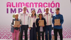 pepe chedraui y marielise budib en la entrega de despensas del dif municipal