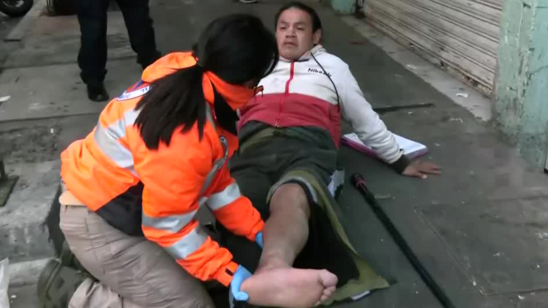 El sujeto resulta con lesiones en la pierna por el accidente debido a la estructura de la banqueta.