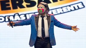 Comediante Brincos Dieras dando show