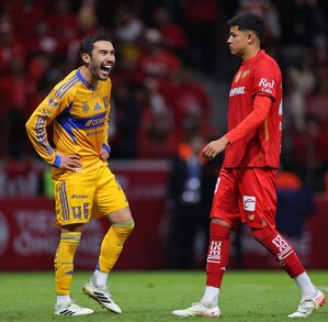 Juan Pablo Vigón burlándose de Osvaldo Virgen.