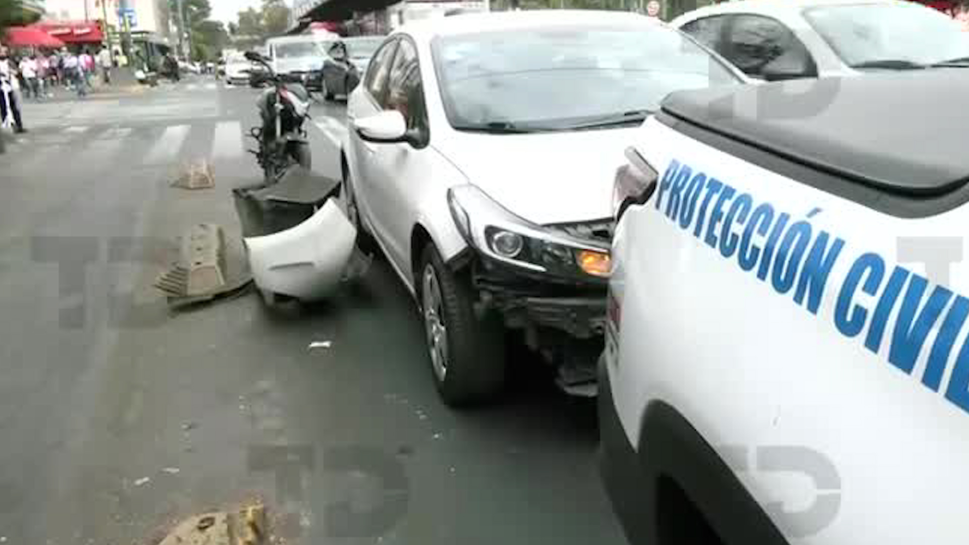 Paramédicos Protección Civil arribaron a la zona para atender al motociclista que quedó tirado sobre el pavimento.