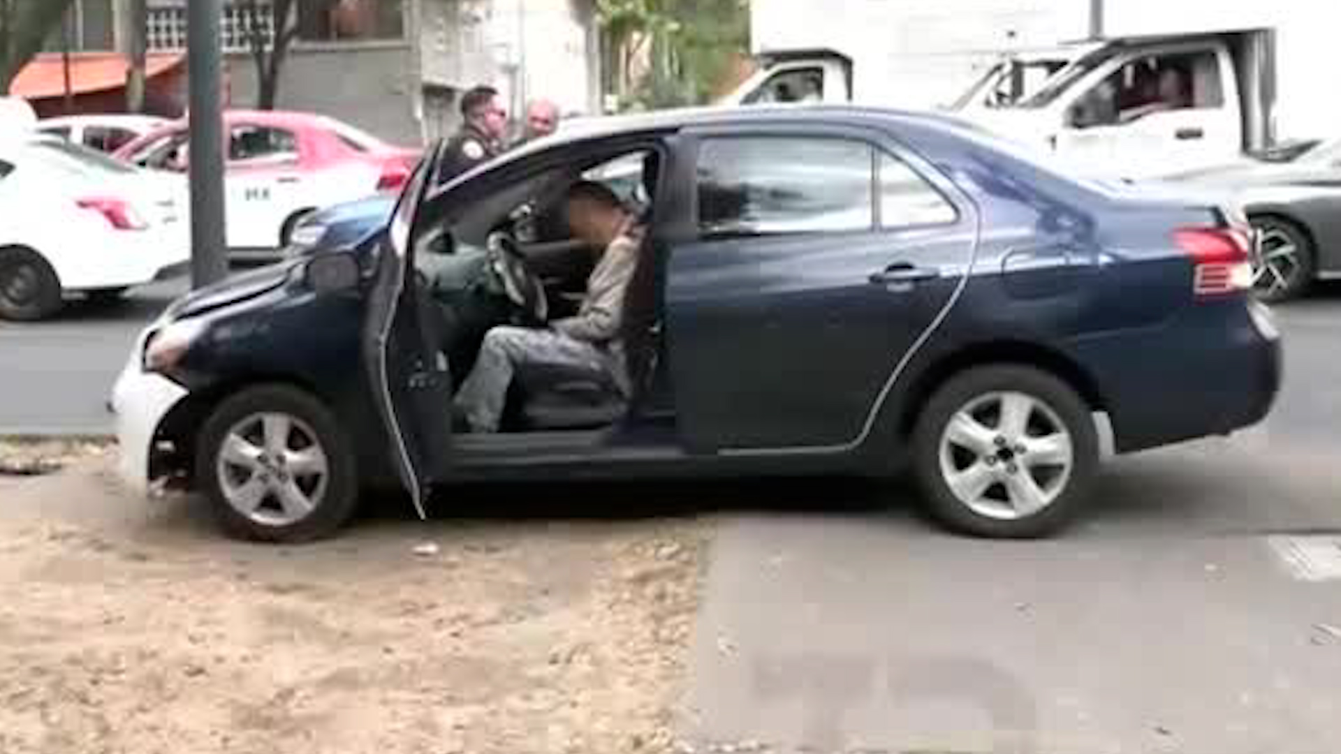 El hombre de aproximadamente 60 años de edad habría estado aparentemente inconsciente tras el impacto.