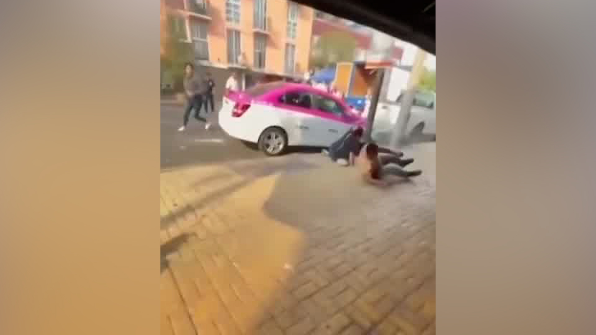 Un hombre embistió a cuatro personas luego que estas le reclamaran el robo de corriente eléctrica a su domicilio.