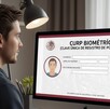 Joven observa la pantalla de su computadora mientras tramita su CURP biométrica, misma que puede descargarse en línea.