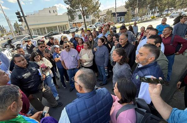 Maestros del Tec de Saltillo decidieron cerrar la vialidad del bulevar Venustiano Carranza, lo que provocó un severo congestionamiento vehicular en la zona.