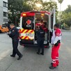 Paramédicos de la Cruz Roja dentro de una ambulancia brindado atención a hombre herido con oficiales de la Policía de Guadalajara presentes