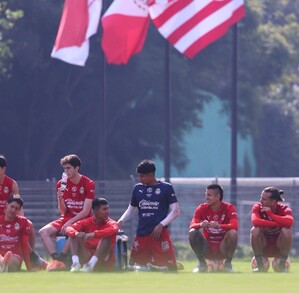 Jugadores de Chivas durante el entrenamiento.