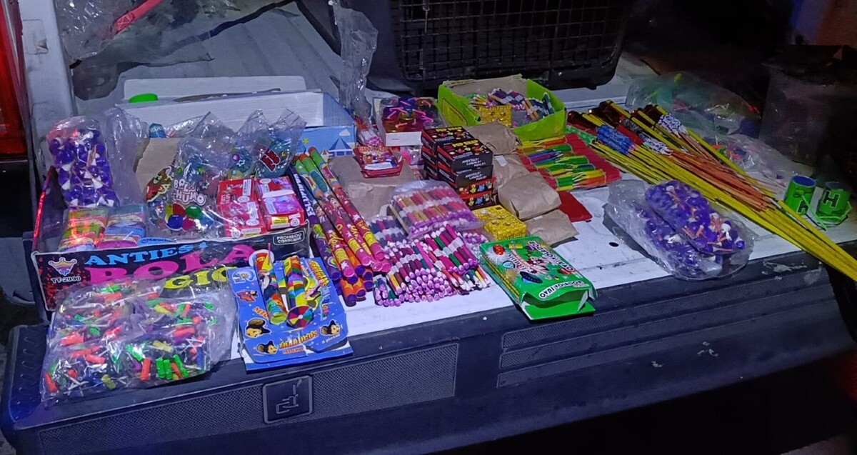 Pirotecnia de diversos tipos y tamaños colocada sobre una patrulla de la Policía de Guadalajara durante la noche