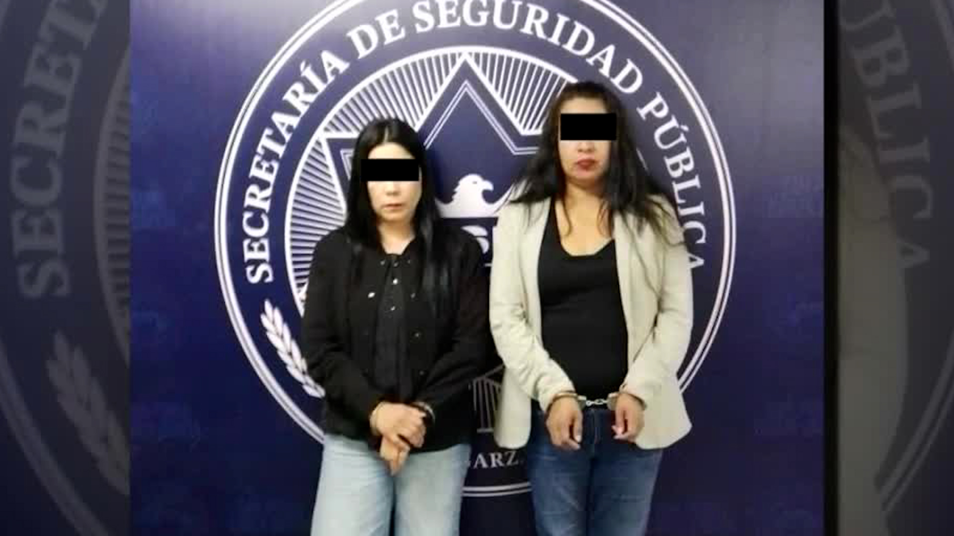 Elementos de seguridad del establecimiento revisaron a las sospechosas y encontraron múltiples prendas entre su vestimenta.