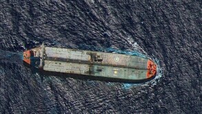 Buque petrolero de color gris en medio del mar