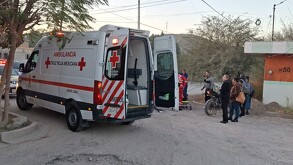 Paramédicos atendiendo a motociclista lesionado tras choque en colonia Guadalupe Victoria de Lerdo.