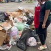 personas paradas cerca de un montón de basura donde arrojaron gatos que murieron por envenenamiento