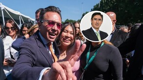 Pablo Lemus sonríe y hace una señal con los dedos rodeado de personas. En un recuadro superior se ve el retrato de un hombre con traje y corbata.