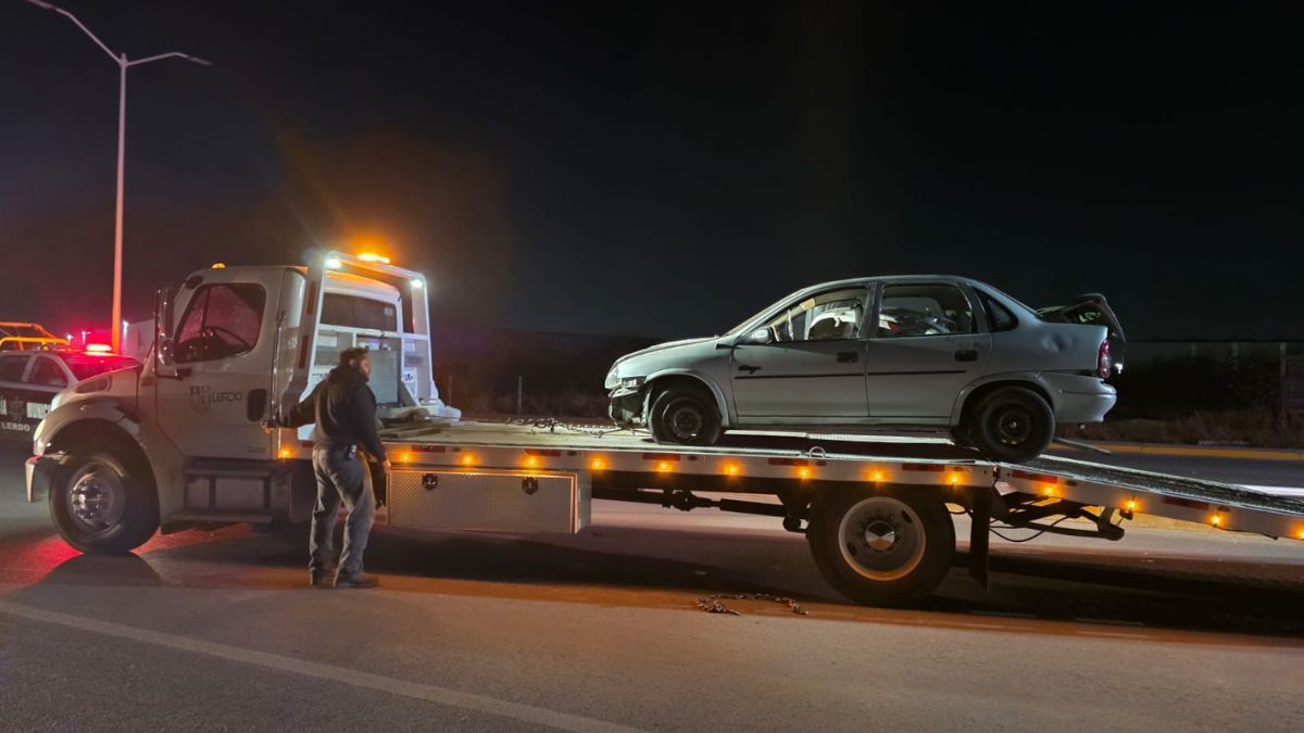 carro chocado y abandonado frente al Instituto Teconológico de Lerdo.