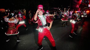 Bailarines de la Caravana Coca-Cola en Tepic por la noche en 2025