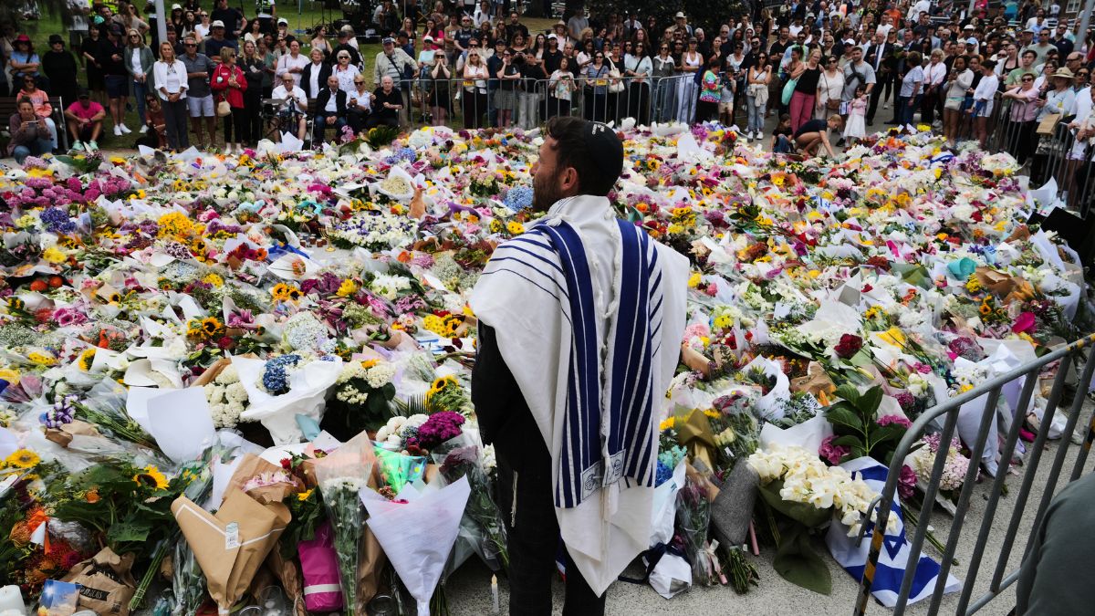 Cientos de ramos de rosas en conmemoración a las víctimas del tiroteo mortal en Playa Bondi.