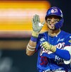 Un jugador de béisbol de los Charros de Jalisco (uniforme azul) sonríe y levanta el guante con la mano abierta, celebrando en el campo durante un partido