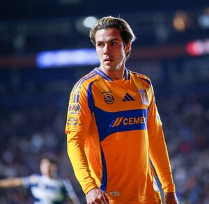 Sebastián Córdova con el equipo de los Tigres.