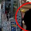 Hombre encapuchado y con la cara cubierta dentro de una tienda de abarrotes en Guadalajara. Un circulo rojo resaltando la silueta del hombre