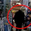 Hombre encapuchado y con la cara cubierta dentro de una tienda de abarrotes en Guadalajara. Un circulo rojo resaltando la silueta del hombre