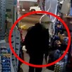 Hombre encapuchado y con la cara cubierta dentro de una tienda de abarrotes en Guadalajara. Un circulo rojo resaltando la silueta del hombre