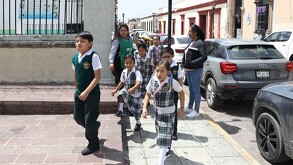 Niños haciendo simulacro de sismo en Oaxaca, México.