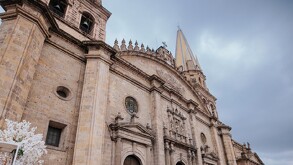 Edificio de Guadalajara en el centro de la ciudad durante un evento municipal.