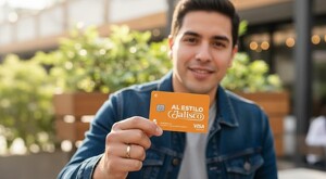 Hombre sosteniendo la Tarjeta Única con el eslogan 'Al Estilo Jalisco' grabada en ella frente a un fondo desenfocado de plantas y asiento de madera