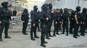 Policías de Jalisco uniformados de negro dentro del Penal de Puerto Vallarta durante un operativo de seguridad