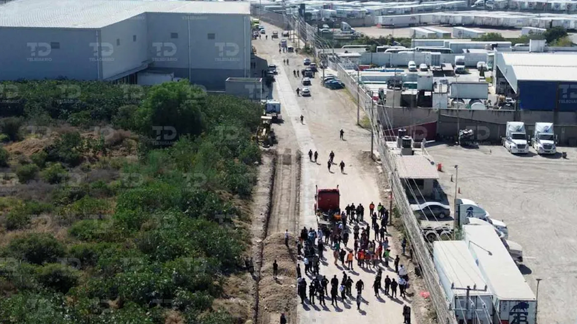 Habitantes de la zona evitaron la detención de trabajadores que realizaban labores de pavimentación en una avenida que une a los dos municipios.
