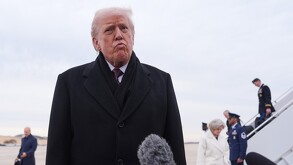 El presidente Donald Trump hablando con los reporteros tras bajar de un avión previo a su discurso en la Casa Blanca.