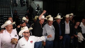 Transportistas y agricultores amenazan con nuevos bloqueos; se reúnen con Segob.