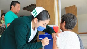 una enfermera aplica una vacuna contra la influenza a una persona