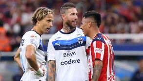 Sergio Ramos disputando un partido con Rayados en contra de las Chivas del Guadalajara.