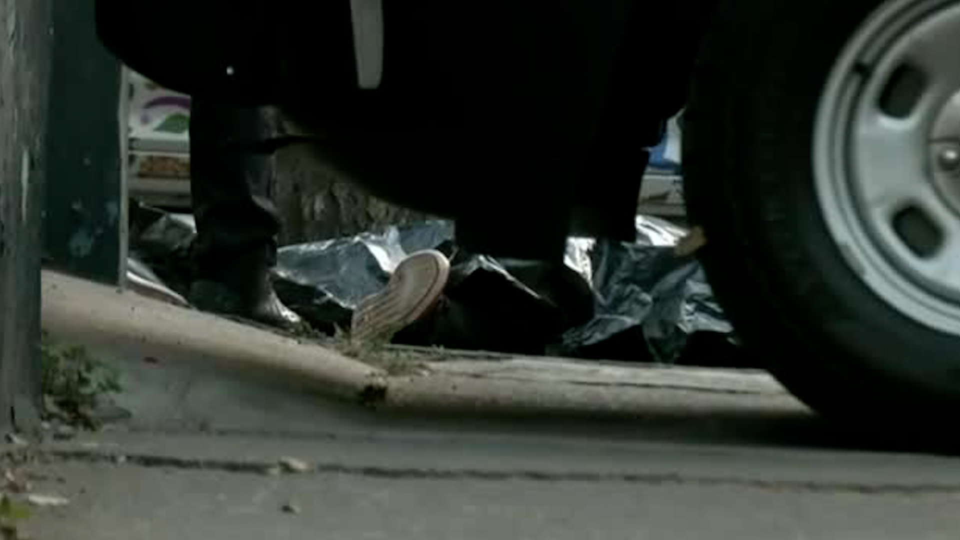 Vecinos de la zona realizaron el llamado a una ambulancia luego de ver el cuerpo del hombre tendido sobre el piso.