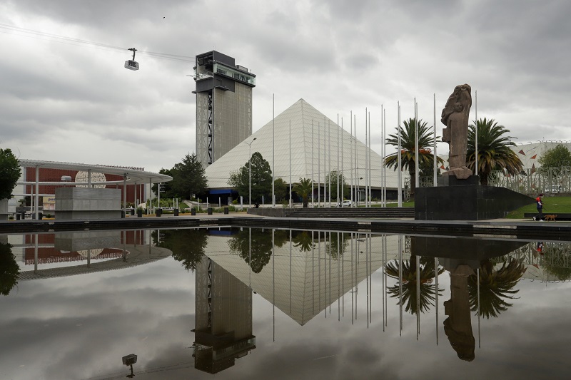 La conjunción entre un lago, el Planetario y el Teleférico ubicados en la zona de Los Fuertes, en Puebla capital.