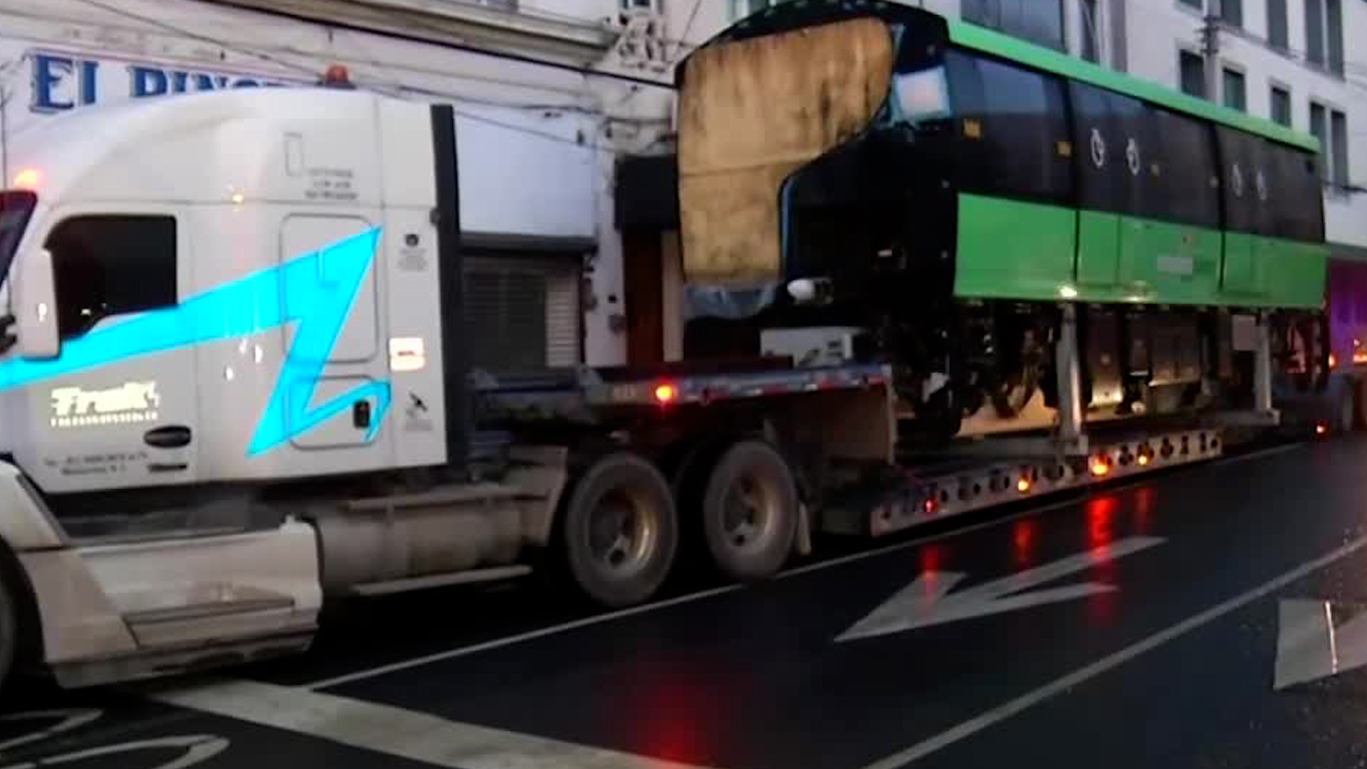 Al menos tres unidades de carga pesada se encuentran estacionadas en calle Zaragoza y Aramberri.