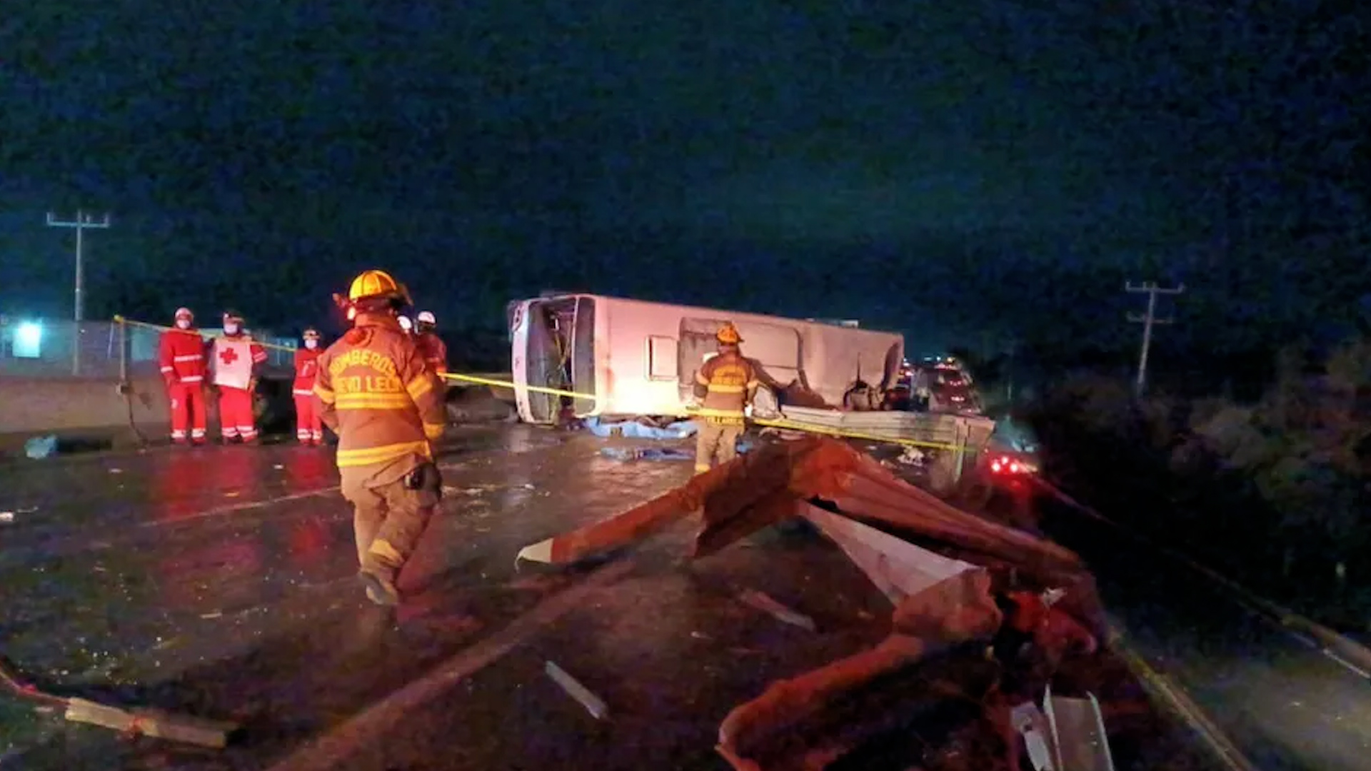 Rogelio Hernández relata cómo fue el accidente donde perdió a su esposa e hija. Familias afectadas piden justicia luego de la volcadura.