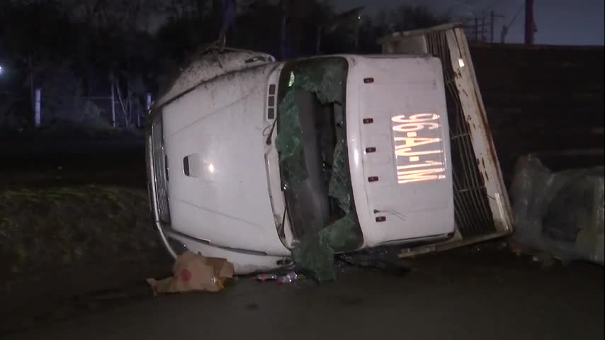 Un tráiler de plataforma volcó en la carretera a Laredo, en Apodaca, al intentar incorporarse al Libramiento Noroeste.