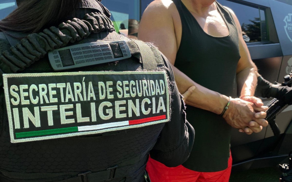 Patrulla cybertruck de Jalisco con elementos de policía