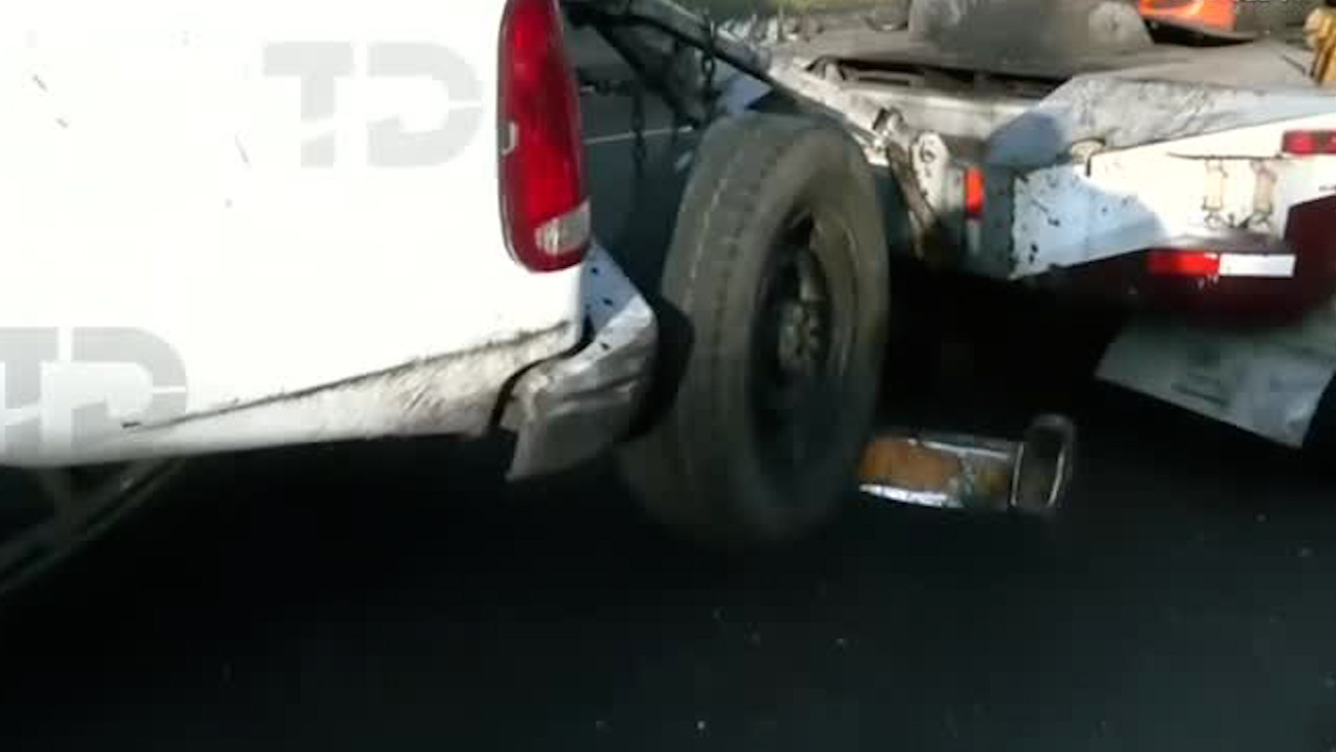 Una camioneta quedó varada sobre Eje Central luego que una de sus llantas se desprendiera del vehículo.