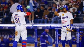 Jugadores de Charros de Jalisco celebrando una carrera.