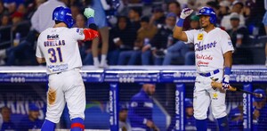 Jugadores de Charros de Jalisco celebrando una carrera.