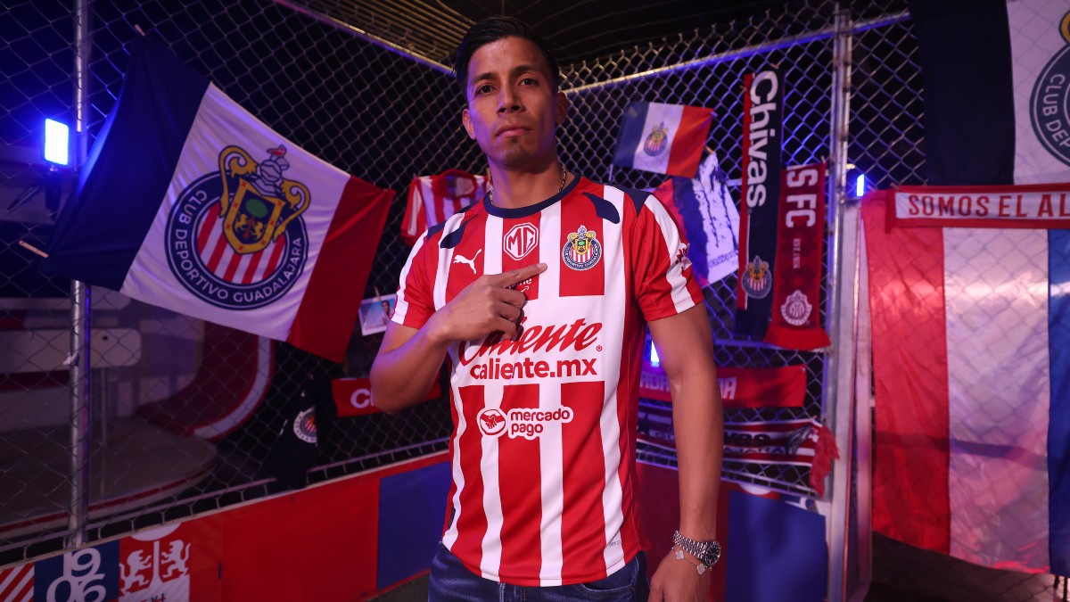Ángel Sepúlveda con el jersey de Chivas.