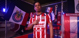 Ángel Sepúlveda con el jersey de Chivas.
