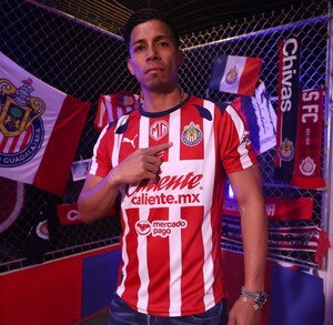 Ángel Sepúlveda con el jersey de Chivas.