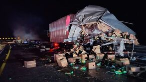 Tráileres chocaron y se puede observar que fue durante la madrugada y material que cargaban sobre la autopista.