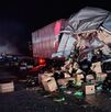 Tráileres chocaron y se puede observar que fue durante la madrugada y material que cargaban sobre la autopista.