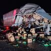 Tráileres chocaron y se puede observar que fue durante la madrugada y material que cargaban sobre la autopista.